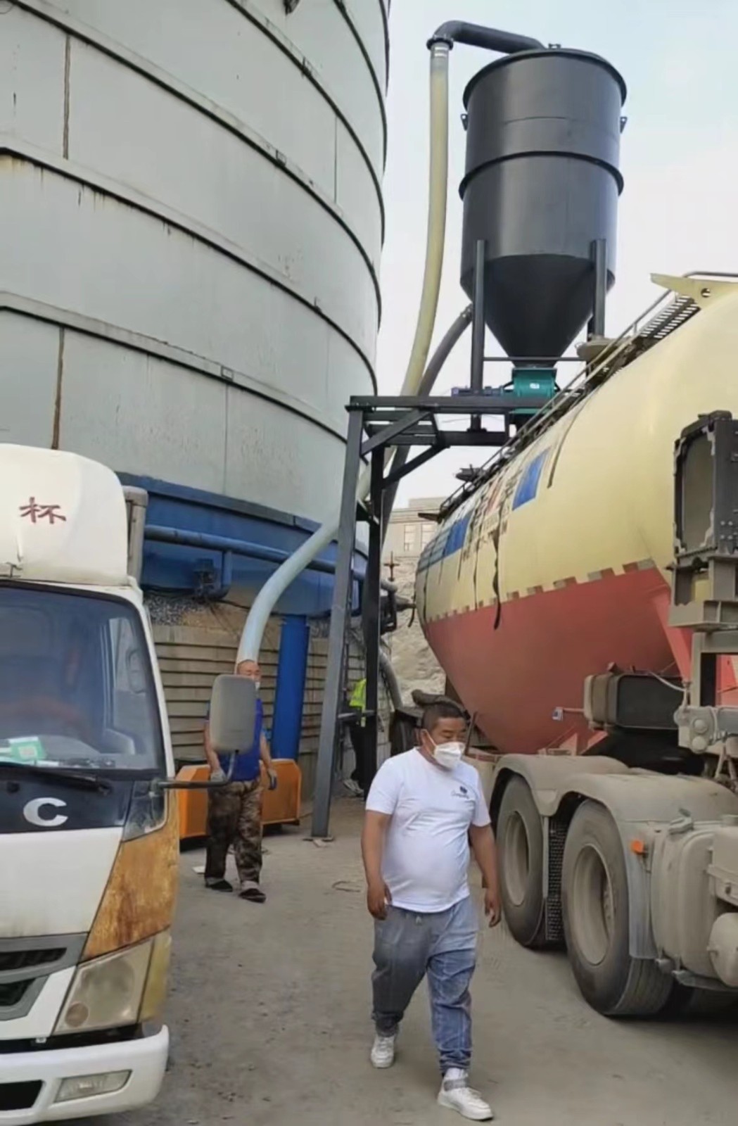 大連粉煤灰氣力吸灰機(jī)清庫裝車無塵氣力輸送機(jī)該機(jī)一小時(shí)30-40噸
