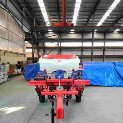 玉米免耕機使用機械代替原來的人工播種，施肥，耕地等步驟，一步完成。