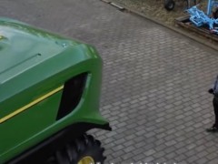 迪爾無人駕駛電動拖拉機樣機