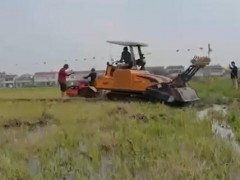 旋耕水田大賽，村民們更看好履帶機，但機耕船質量更優